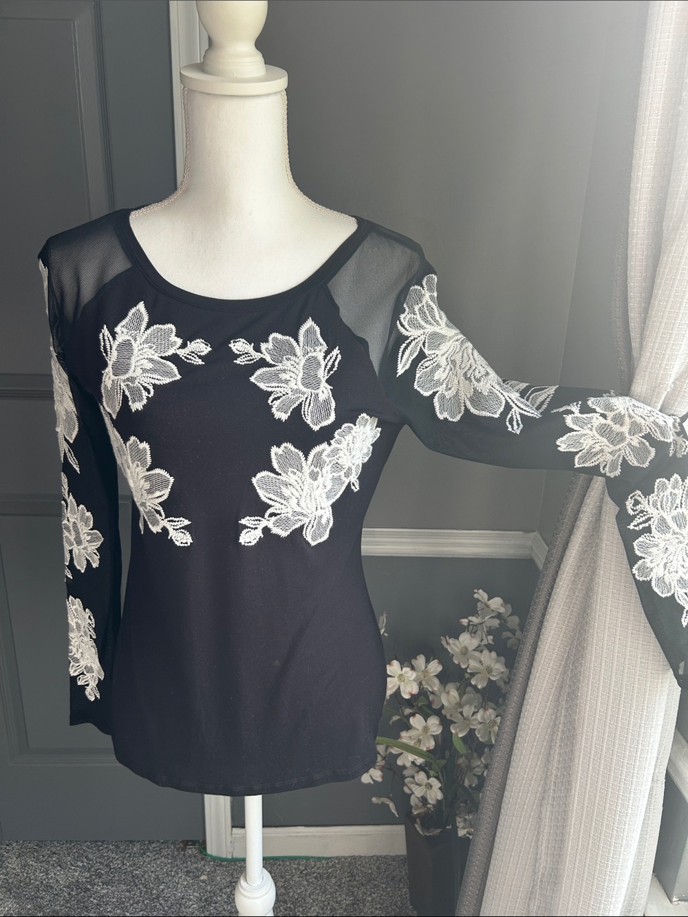 Black Floral Lace Appliqué Long-Sleeve Top